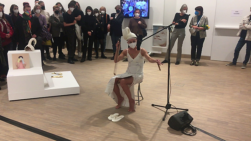 Videostil:Christoph Theiler, Performance: Martina Gasser, Musical Saw, Singende Sge, Knstlerhaus