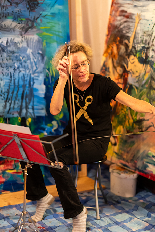 Salonparcours, Martina Gasser, Singende Sge, Musical Saw, Foto:  Nick Mangafas, Salonparcours