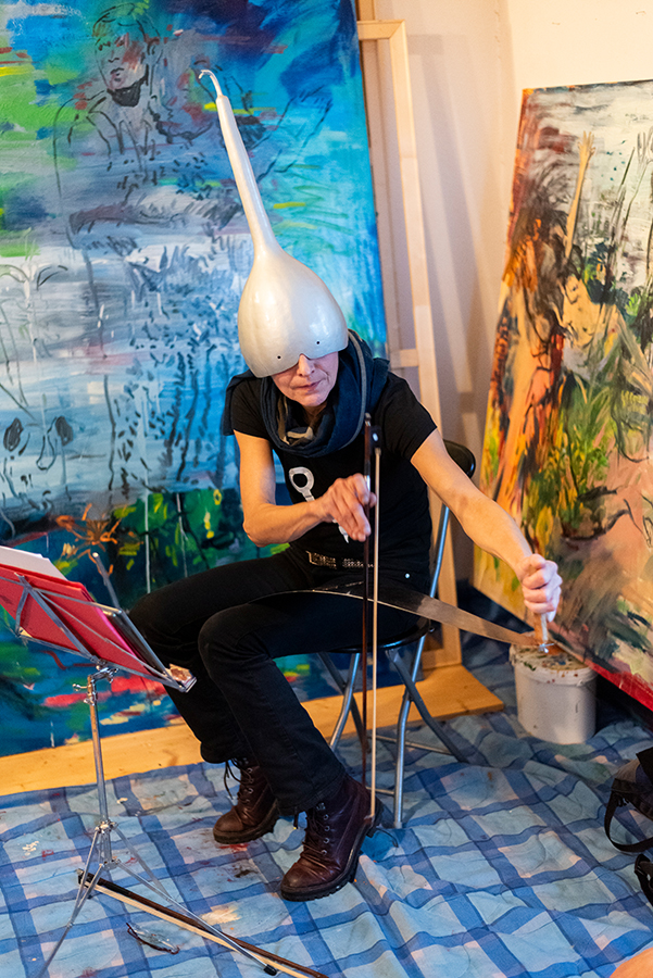 Salonparcours, Martina Gasser, Singende Sge, Musical Saw, Foto:  Nick Mangafas, Salonparcours